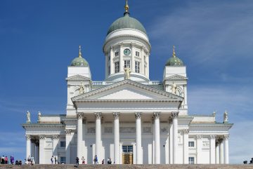 Белый Кафедральный собор Хельсинки и лестница с Сенатской площади. Фото: Alvesgaspar / Wikimedia Commons, CC BY-SA 3.0