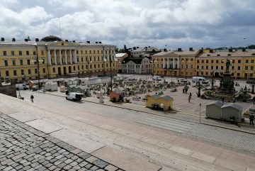 Летняя веранда с едой на Сенатской площади в Хельсинки. Фото: JoAlanen / Wikimedia Commons, CC0