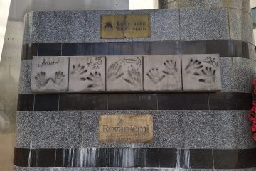 Площадь Лорди (Lordin aukio) в Рованиеми с отпечатками ладоней музыкантов. Фото: Pete from Liverpool, UK / Wikimedia Commons, CC BY 2.0