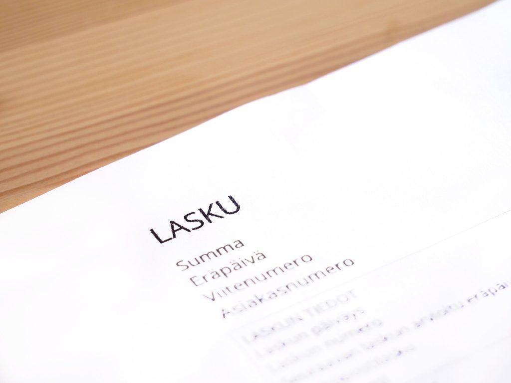 Бумажный финский счёт (lasku) с суммой, сроком и номером ссылки. Фото: Santeri Viinamäki / Wikimedia Commons, CC BY-SA 4.0