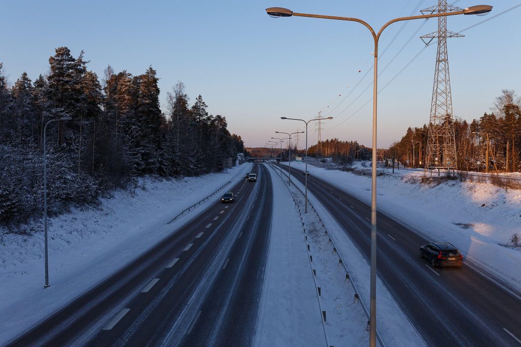 Заснеженная автомагистраль в Вантаа, Финляндия, зимой. Фото: Petteri Järveläinen / Wikimedia Commons, CC BY 4.0