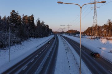 Заснеженная автомагистраль в Вантаа, Финляндия, зимой. Фото: Petteri Järveläinen / Wikimedia Commons, CC BY 4.0
