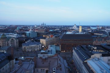 Вид на центр Хельсинки с крыши отеля Торни вечером. Фото: JIP / Wikimedia Commons, CC BY-SA 4.0