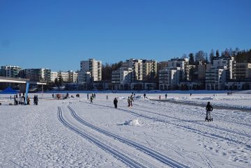 Замёрзшее озеро Ювяскюлянярви и жилые дома района Лутакко. Фото: Tiia Monto / Wikimedia Commons, CC BY-SA 4.0