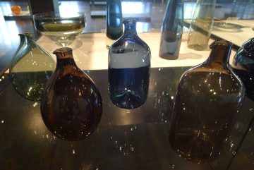 Стеклянные бутылки-птицы Тимо Сарпанева для Iittala. Фото: Grigur / Wikimedia Commons, CC BY-SA 4.0