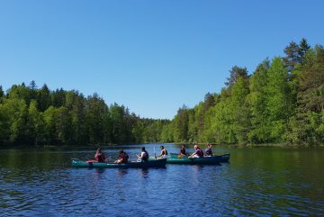 Каноэ на озере в национальном парке Нууксио