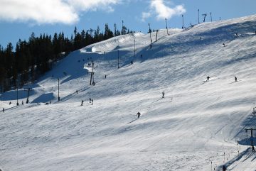 Склоны и подъёмники горнолыжного центра Леви солнечным днём. Фото: Janne Karaste / Wikimedia Commons, CC BY 2.0
