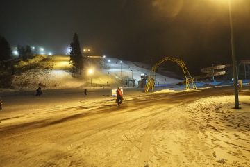 Освещённые склоны Serena Ski в Эспоо зимним вечером. Фото: JIP / Wikimedia Commons, CC BY-SA 4.0