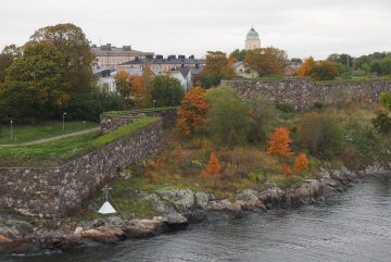 Крепостные стены Суоменлинны и церковь осенью. Фото: JIP / Wikimedia Commons, CC BY-SA 4.0