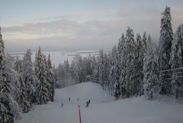Заснеженная трасса Укко-Коли с видом на озеро Пиелинен. Фото: Silver / Wikimedia Commons, CC BY 3.0