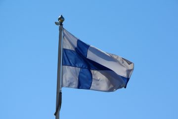 Флаг Финляндии на флагштоке. Фото: MAKY.OREL / Wikimedia Commons, CC BY-SA 4.0