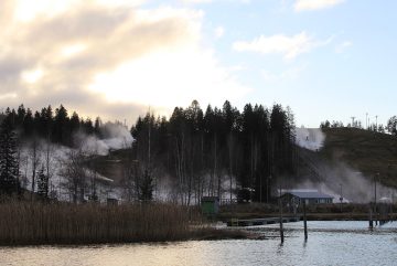 Снежные пушки готовят склоны Коконниеми в Порвоо. Фото: Htm / Wikimedia Commons, CC BY-SA 4.0
