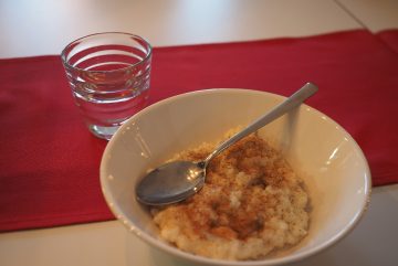 Миска финской рождественской рисовой каши с корицей. Фото: JIP / Wikimedia Commons, CC BY-SA 4.0