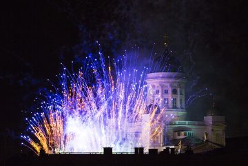 Новогодний салют над Кафедральным собором Хельсинки. Фото: Olga1969 / Wikimedia Commons, CC BY-SA 4.0