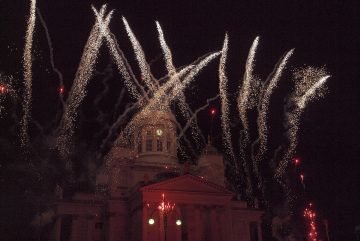 Новогодний салют над Кафедральным собором в Хельсинки. Фото: JIP / Wikimedia Commons, CC BY-SA 4.0