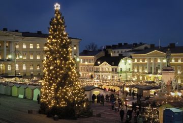 Рождественская ёлка и ярмарка на Сенатской площади вечером. Фото: Marit Henriksson / Wikimedia Commons, CC BY-SA 4.0