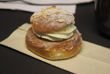 Масленичная булочка laskiaispulla с миндальной пастой и сливками. Фото: JIP / Wikimedia Commons, CC BY-SA 4.0