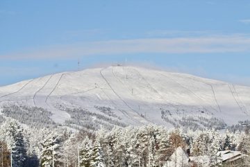 Заснеженные склоны сопки Юллястунтури, курорт Юлляс. Фото: Yllasjarvi / Wikimedia Commons, CC BY-SA 4.0