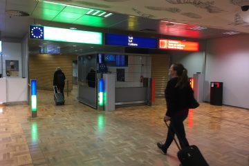 Зелёный и красный таможенные коридоры в аэропорту Хельсинки-Вантаа. Фото: Eric Fischer / Wikimedia Commons, CC BY 2.0