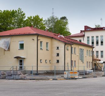 Школьное здание в Тиккурила, Вантаа. Фото: Simo Räsänen / Wikimedia Commons, CC BY 3.0