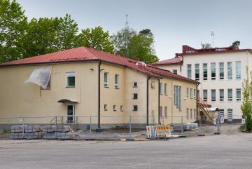 Школьное здание в Тиккурила, Вантаа. Фото: Simo Räsänen / Wikimedia Commons, CC BY 3.0