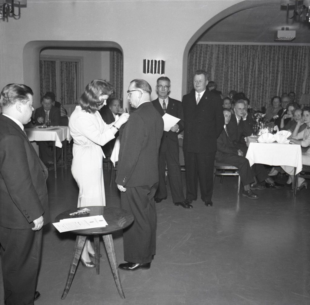 Корпоративное пиккуйоулу в отеле Valtionhotelli, Лаппеенранта, 1957 год. Фото: Kosken Kuvaamo, Etelä-Karjalan museo, CC BY 4.0