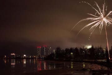 Фейерверк в новогоднюю ночь 2022–2023 в Хельсинки. Фото: Safa Hovinen / Wikimedia Commons, CC BY 2.0