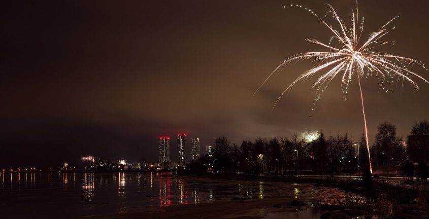 Фейерверк в новогоднюю ночь 2022–2023 в Хельсинки. Фото: Safa Hovinen / Wikimedia Commons, CC BY 2.0